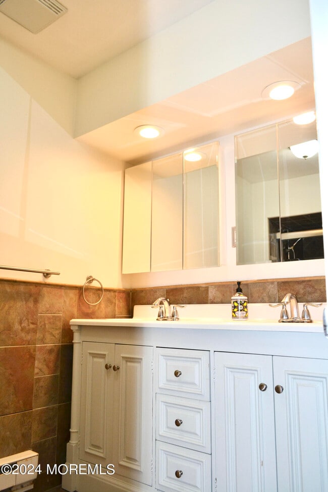 Building Photo - 30 Meadow Green Cir