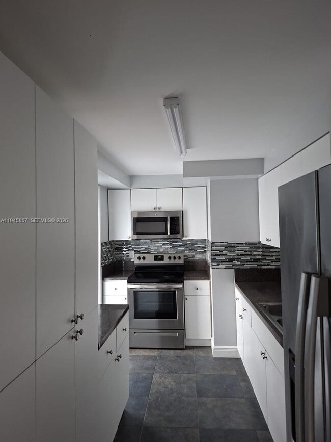 Building Photo - 301 Golden Isles Dr