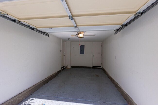 Building Photo - 200 Live Oak Way