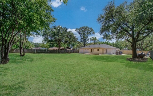 Building Photo - 624 Willow Ln