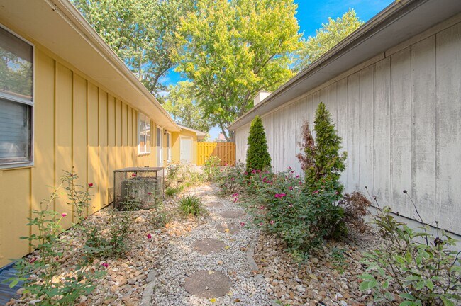 Building Photo - 8709 E 109 Terrace