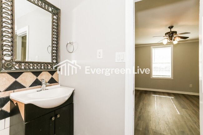 Building Photo - 8914 Cardella Ave