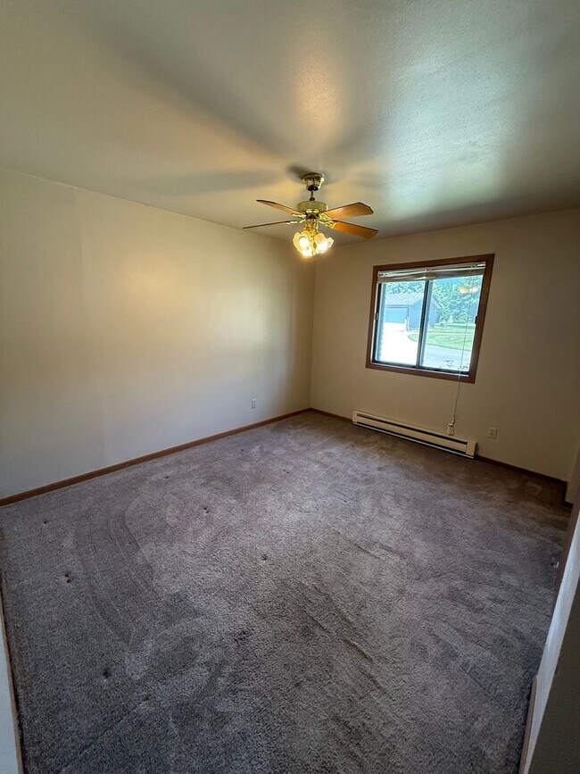 Building Photo - Private Entry 2 Bedroom Apartment Available!