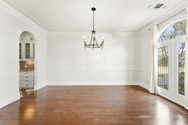 Building Photo - 5637 Overbrook Ln