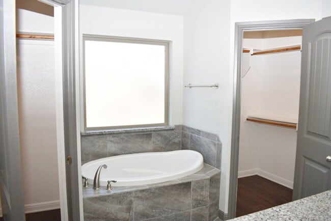 Building Photo - Beautiful 4 Bed, 2 Bath Home in Bridgeport!