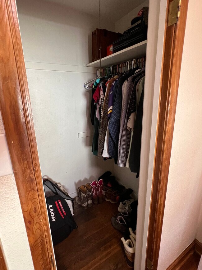 bedroom 2-closet - 1314 Lincoln Way