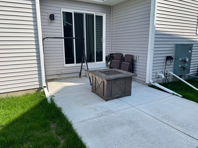 Building Photo - 2 bed / 2.5 bath townhouse in Fitchburg