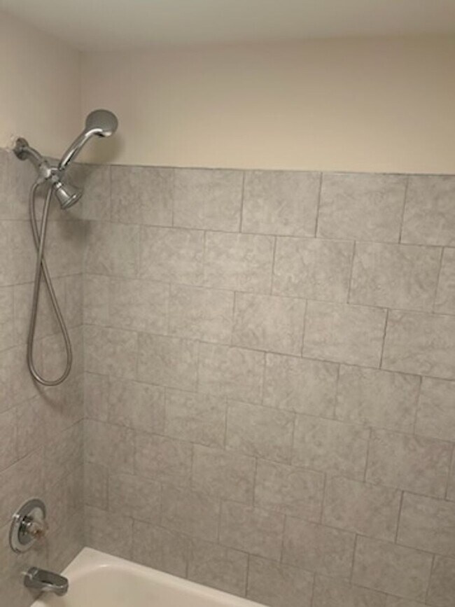 Building Photo - Large Bright  1 Bedroom Apartment