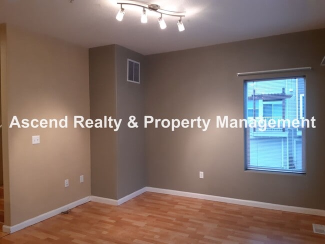 Building Photo - Sexton Mtn 3 Bed End Unit Townhome, Huge G...