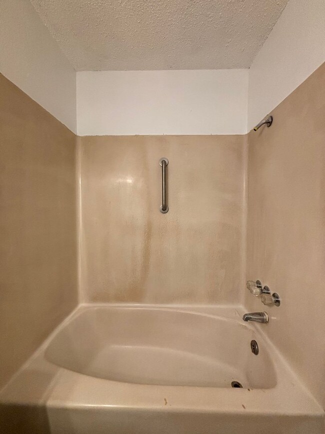 Building Photo - 2 bedroom 2 full bath 1 car garage availab...