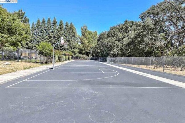 Building Photo - $2,490 - THE NICEST FIRST FLOOR CONDO IN P...