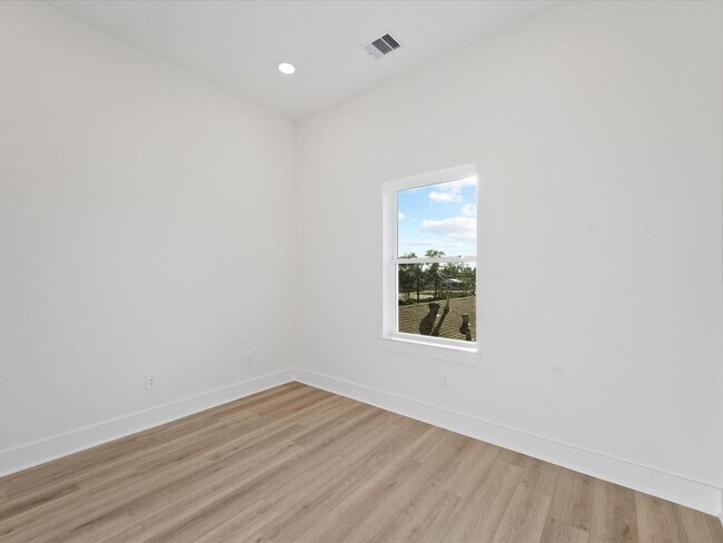 Building Photo - 227 Noras Ln