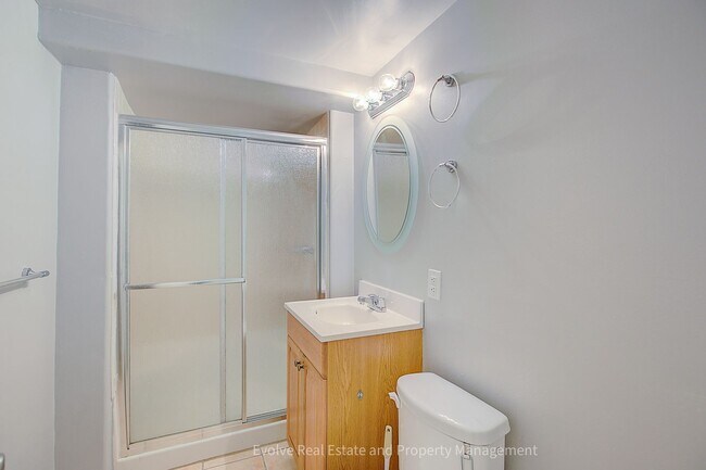 Building Photo - Evolve Real Estate: Gorgeous Single Family House is Available for Immediate Move-in!