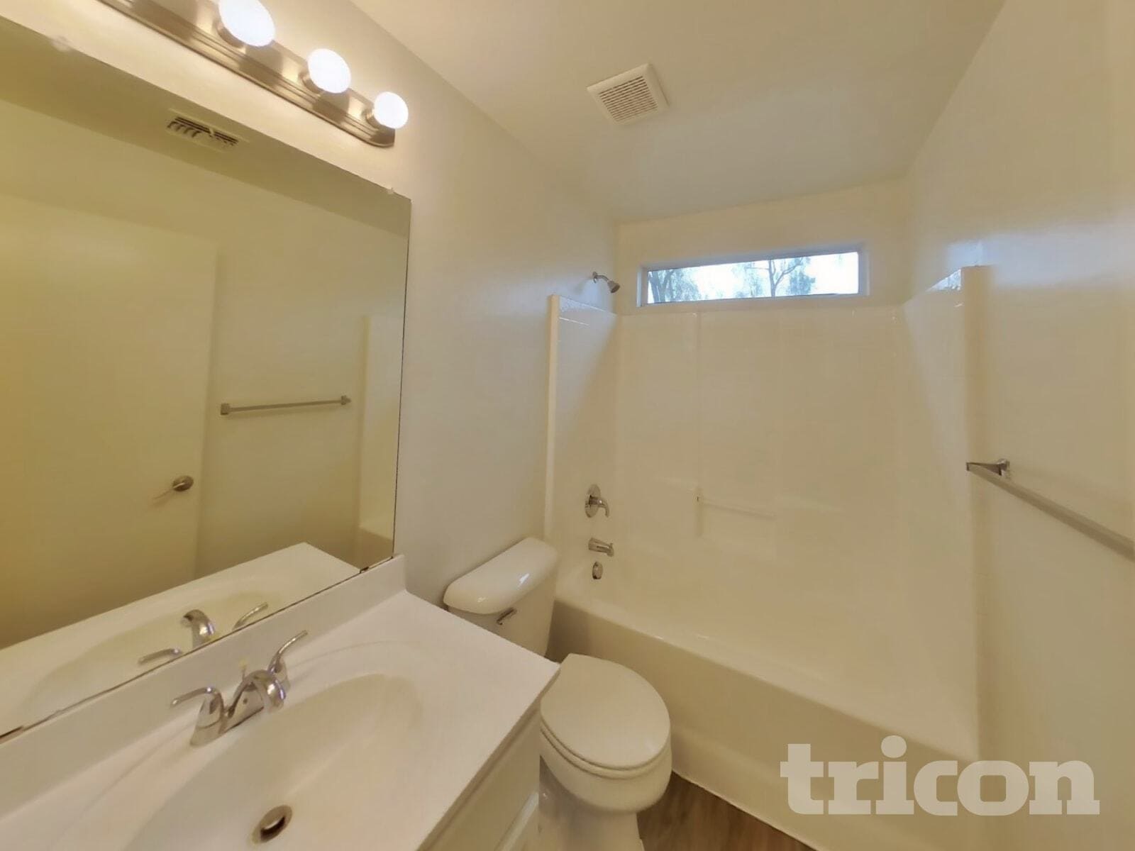 Building Photo - 4005 E La Salle St