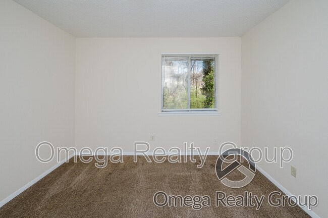 Building Photo - 1600 14th Ave E