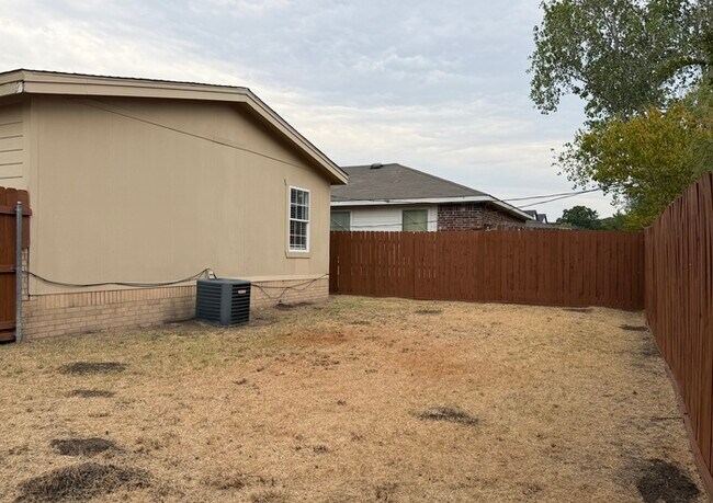 Building Photo - Cute property...