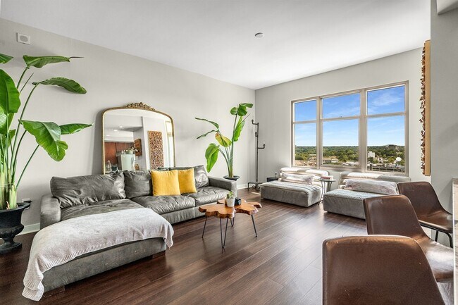 Building Photo - Charming 2BR Condo in Midtown Atlanta