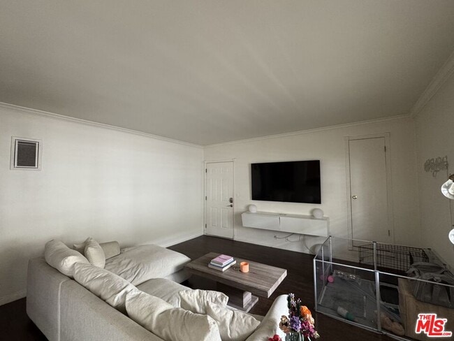 Building Photo - 563 E Hazel St