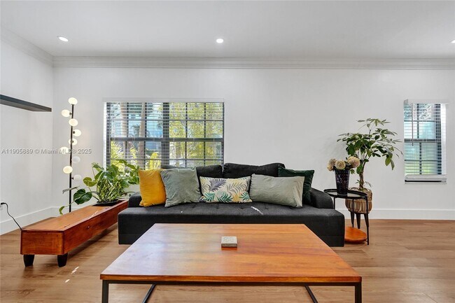 Building Photo - 815 NE 28th St