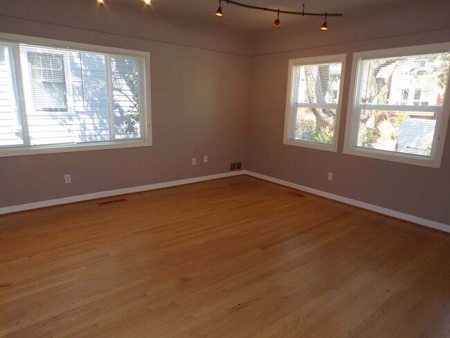 Building Photo - 424 SW Pendleton St