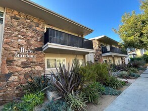 Building Photo - SPACIOUS 1BD/1BA UNIT INCLUDES 1-CAR GARAGE