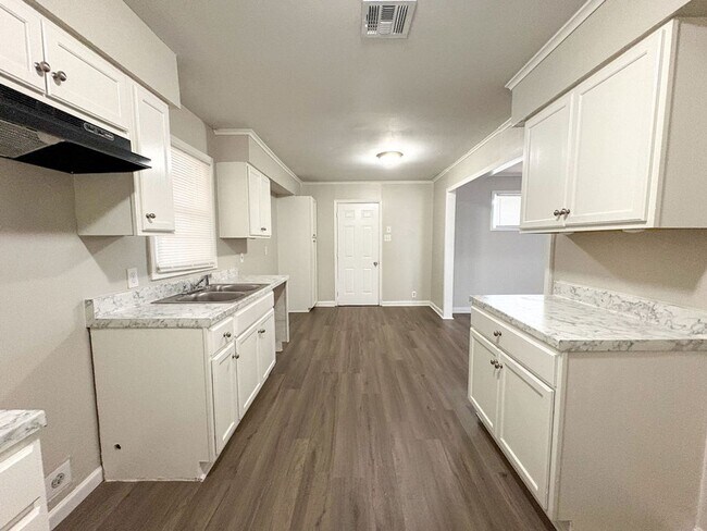 Building Photo - 4 bedroom, 2 bathroom house near Perkins and Willow / Colonial Acres area of Memphis