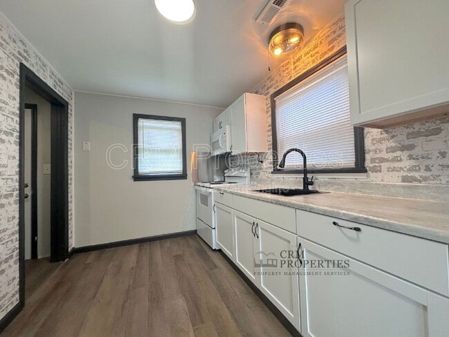 Building Photo - 1034 E Elm St