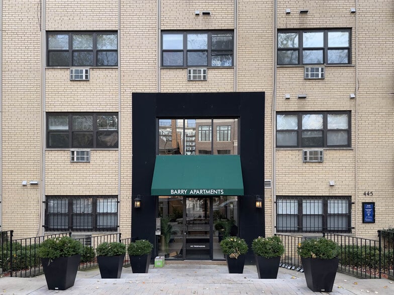 Primary Photo - 450 W Barry Ave