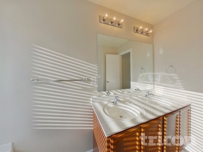 Building Photo - 117 Vermillian Dr