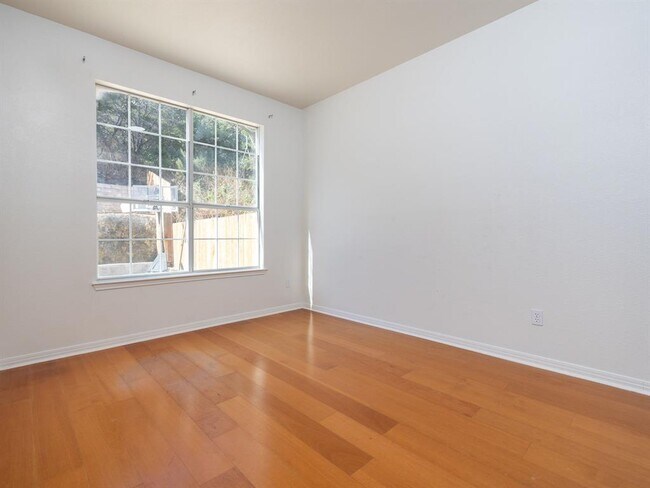 Building Photo - 7730 Lakewood Dr