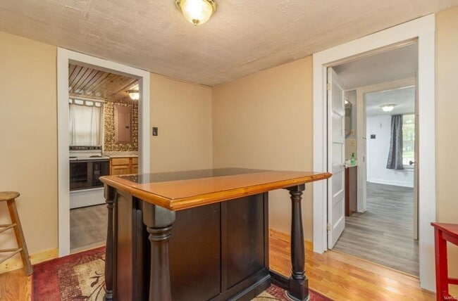 Building Photo - 3 bedroom 1 bathroom house for rent