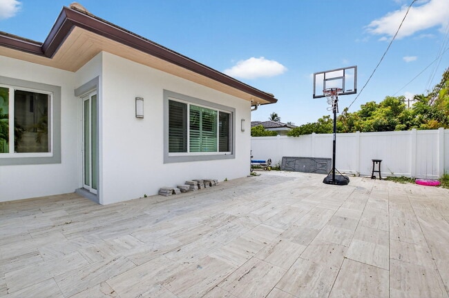 Building Photo - 711 NE 6th St