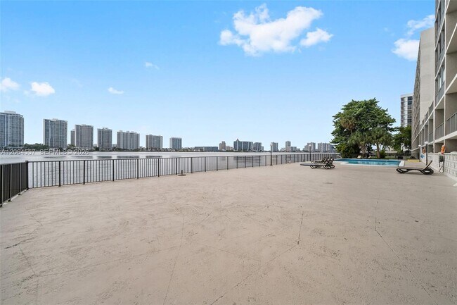 Building Photo - 17500 N Bay Rd