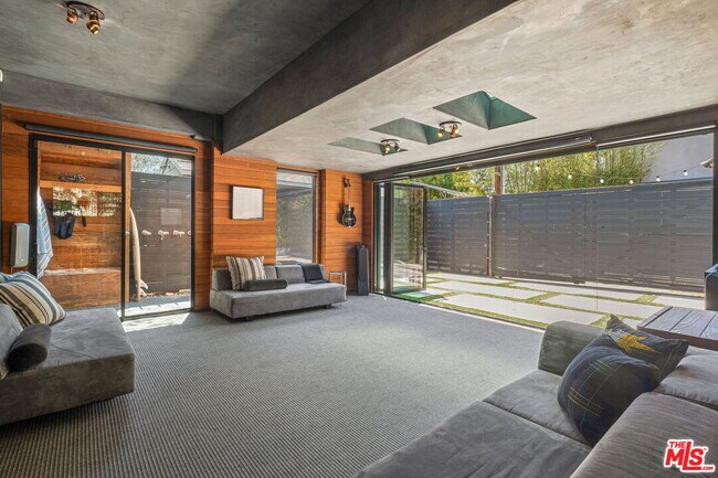 Building Photo - 835 Superba Ave