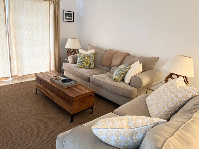 Building Photo - 40 NE Plantation Rd