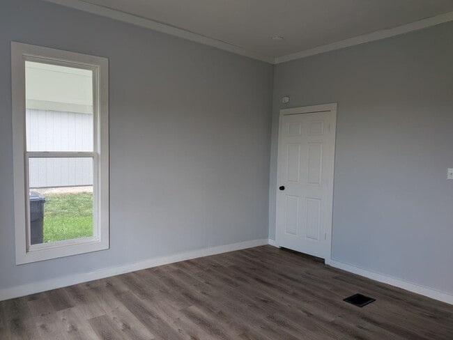 Building Photo - Move in Ready 4 Bed 2 Bath House