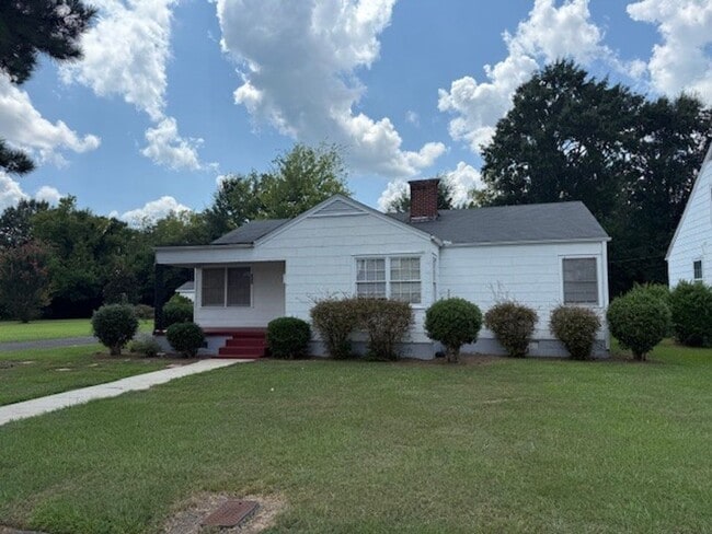 Building Photo - Cute 3 Bed 1 Bath House! Available Now! Ca...
