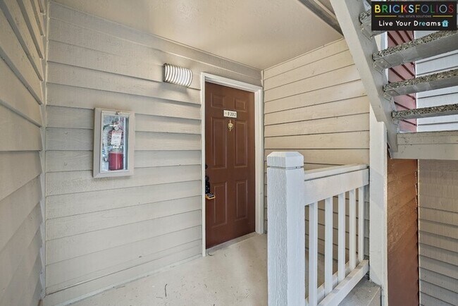 Building Photo - Nestled in the serene Eastgate neighborhood, Bellevue!