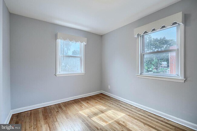 Building Photo - 7114 Greenwood Ave