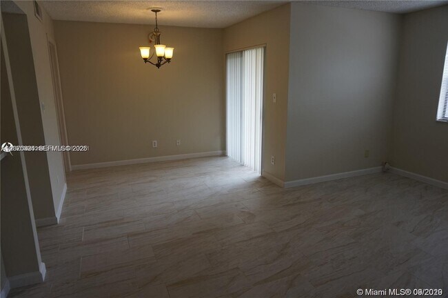 Building Photo - 630 S Park Rd