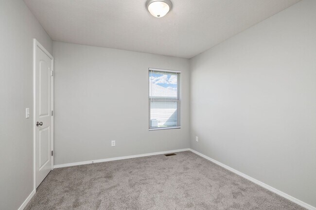 Building Photo - 4 Bedroom Home in Republic with fence!