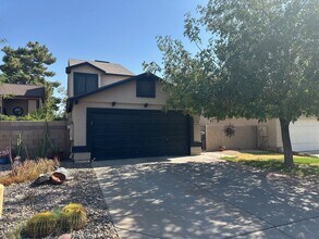 Building Photo - Spacious 4-Bedroom Home with Cozy Kitchen ...
