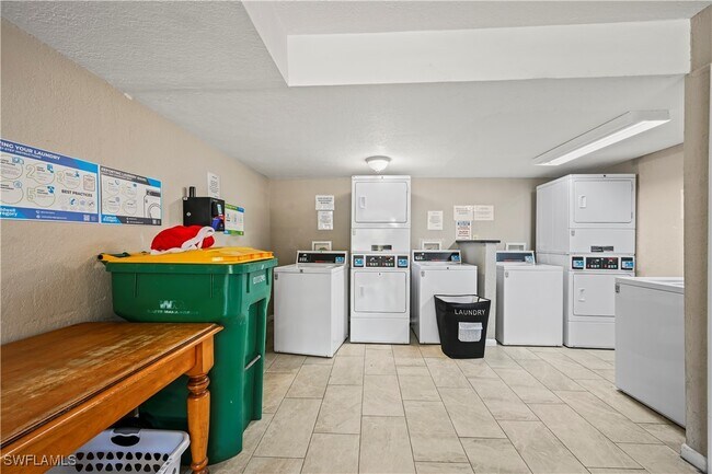 Building Photo - 4607 Bayshore Dr