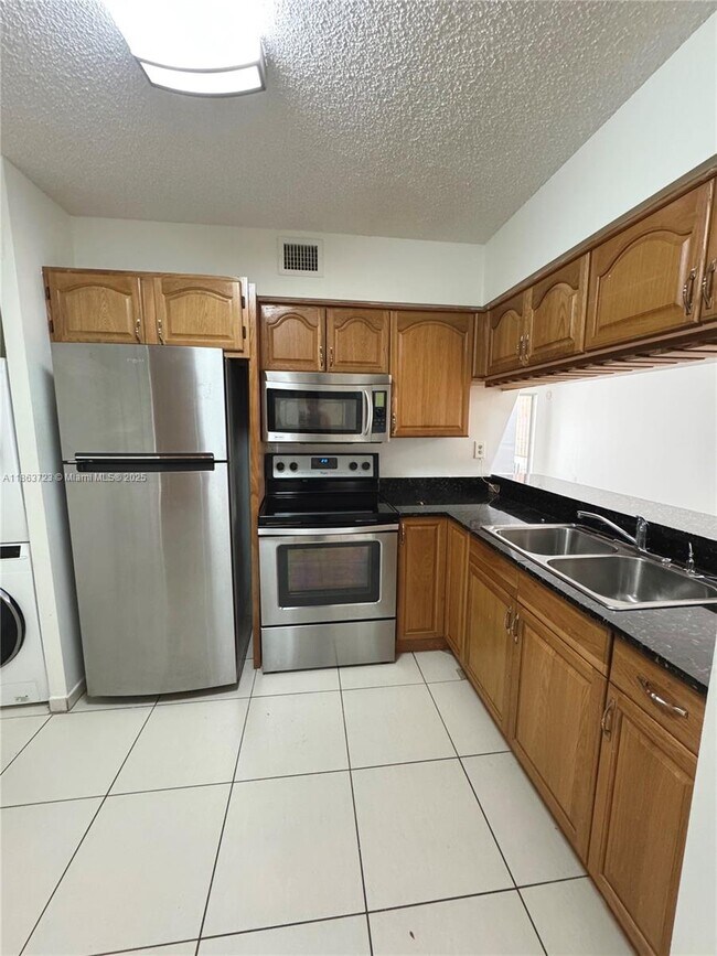 Building Photo - 9500 SW 140th Ct