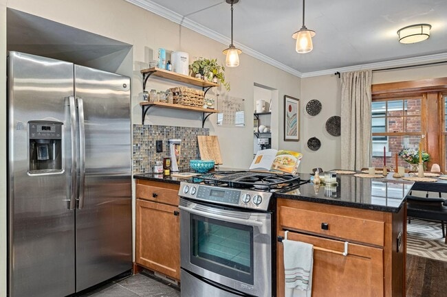 Building Photo - 2 Bed 1.5 Bath Home in the Heart of KCMO and Plaza Area