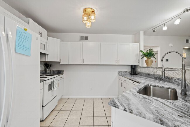 Building Photo - Furnished All-Inclusive 4bed/3bath condo available 12/1/25-2/28/26