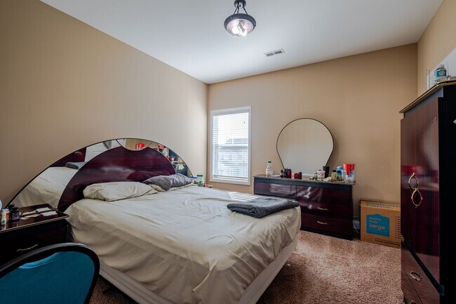 Building Photo - Spacious stunning 5-Bedroom Home in a Desi...
