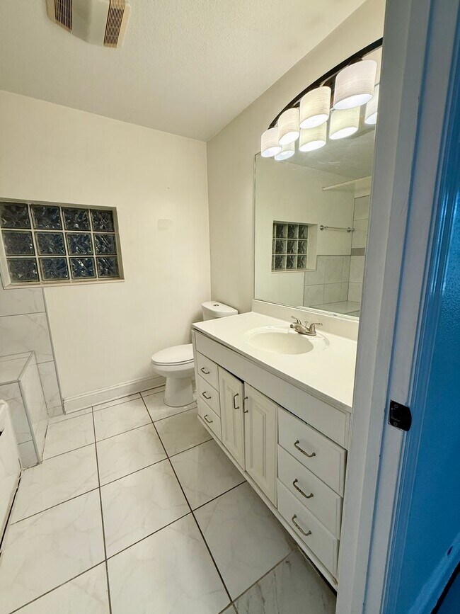 Building Photo - Euclid/Woodlawn Roommate Dream 4/3 home