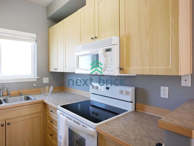Building Photo - Quiet Townhouse 2 Beds 1.5 Bath Available for Rent!