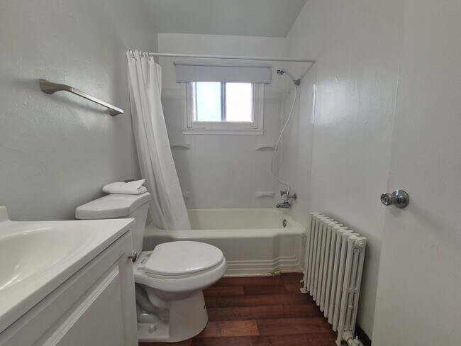 Building Photo - Upper level 1 Bedroom in W St Paul!! Move ...